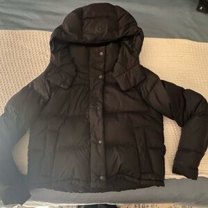 Lululemon Wunder Puff Cropped Jacket. black. Size 10